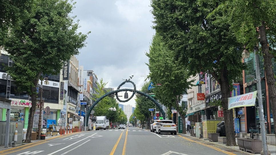 life4060이 담은 창동의 큰길과 그 안쪽 골목입니다. 고리 모양 조형물이 선 대로에서 한 걸음만 꺾어 들어가면 작은 공방들이 늘어선 좁은 길이 바로 나타납니다.
