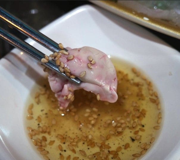 참기름 소스에 찍은 쥐치애입니다. 일반 횟집에서는 쉽게 만나기 힘든 별미로, 비린 맛이 강하지 않고 부드럽게 퍼지는 고소함이 특징이라고 적었습니다.