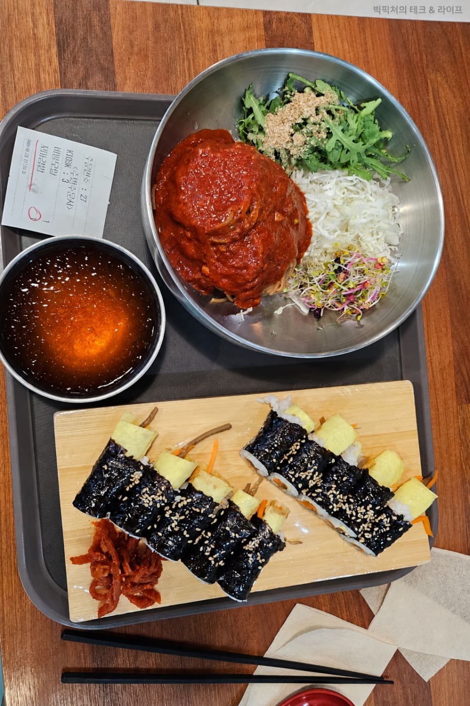 같은 상의 비빔모밀과 김밥입니다. 날이 더울 때 자주 먹었던 모밀 메뉴라고 적었고, 배가 고프면 김밥을 추가했다고 썼습니다.