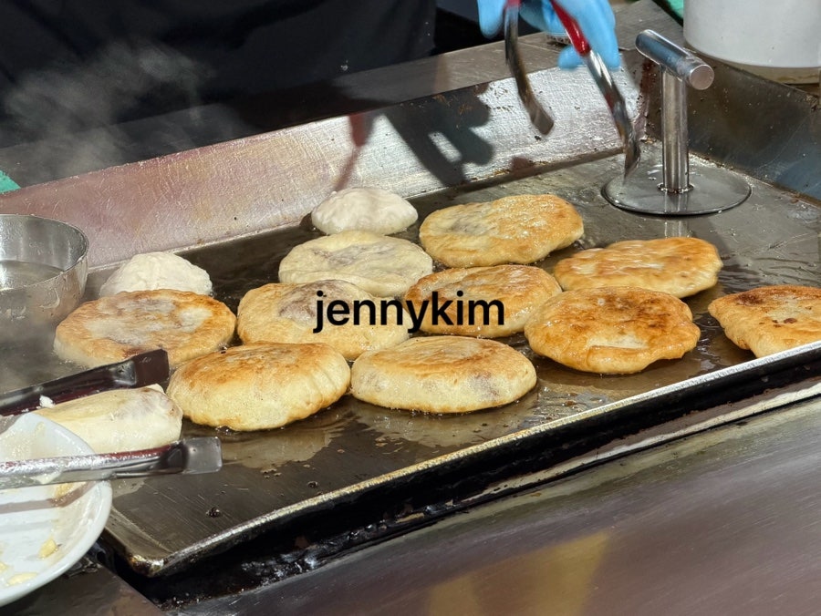 qordlsrms는 사장님이 철판 위에서 호떡과 오뎅을 함께 굽는 손놀림을 가까이서 찍었고, diyoning은 김이 오르는 호떡 여러 장이 노릇하게 구워지는 순간을 담았습니다.