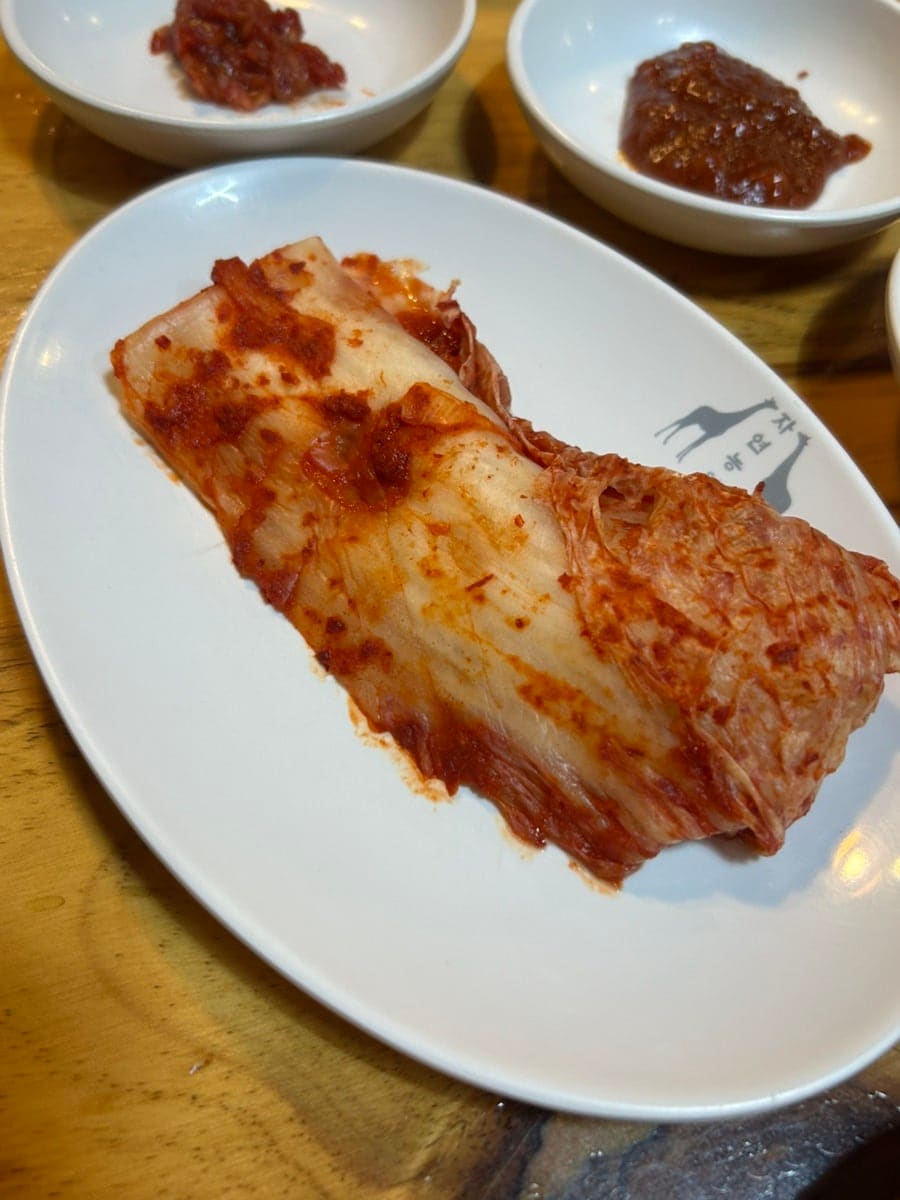자연농원 로고가 그려진 접시에 담긴 묵은지 구이입니다. 고기와 함께 콩나물, 김치, 고사리를 구워 먹을 수 있어 좋았다고 적었습니다.