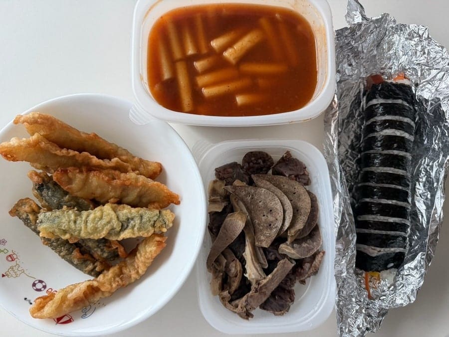 같은 날 포장해 온 떡볶이, 튀김, 순대, 김밥입니다. 떡볶이 국물에 김밥을 푹 담가 먹는 게 진리라고, 한입 크게 먹으면 완전 꿀조합이라고 적었습니다.