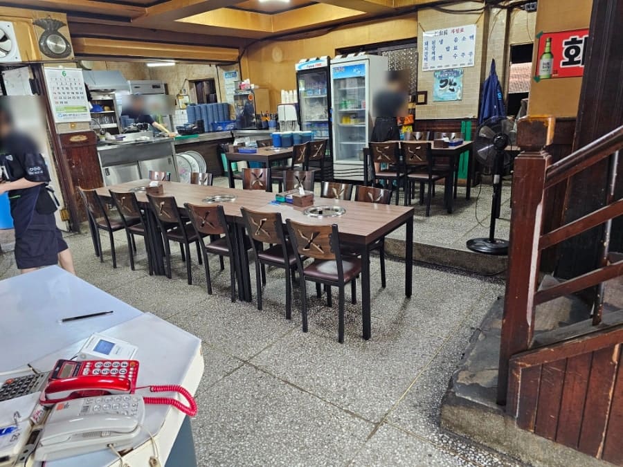 같은 날 eiru2004가 남긴 메뉴판 사진입니다. 돼지갈비 200그램에 15,000원, 냉면 6,000원, 된장찌개 2,000원, 공깃밥 1,000원.