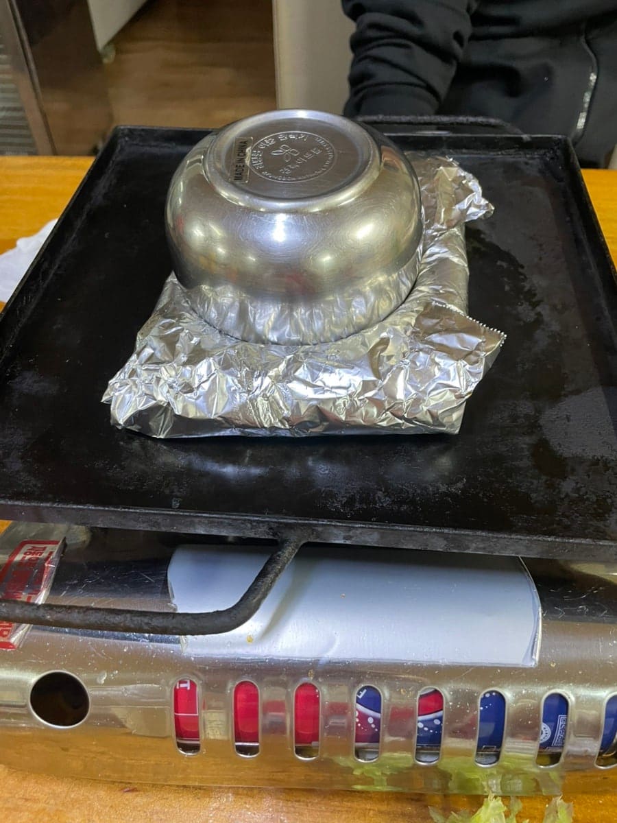 불판을 올린 휴대용 버너입니다. 국물을 넉넉히 넣어 자작하게 끓이며 먹는 방식이 보입니다. 결과적으로 고추장불고기에 밥을 볶아 먹는 마무리까지가 이 집의 완성이라고 적었습니다.