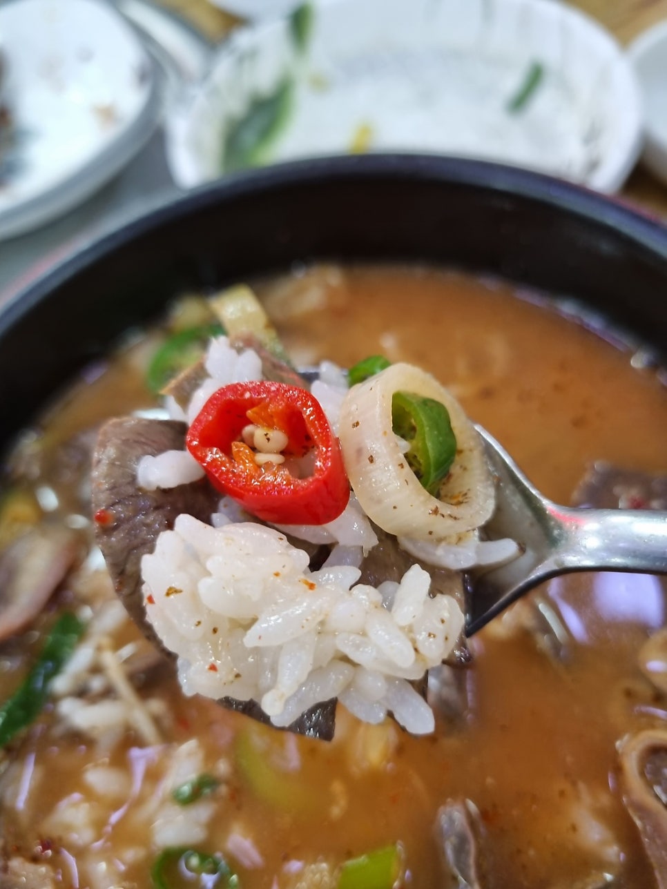 gio0417은 순대국을 주문했는데 순대와 내장이 접시에 먼저 담겨 나온 모습을 찍었고, 숟가락에 밥과 간, 고추를 함께 올린 한 입도 남겼습니다.