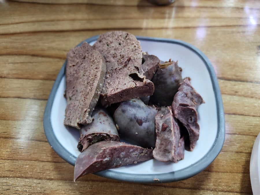 exfel24는 온누리상품권과 수저가 놓인 테이블을 먼저 찍었고, 뒤이어 나온 순대와 간이 담긴 접시를 남겼습니다.