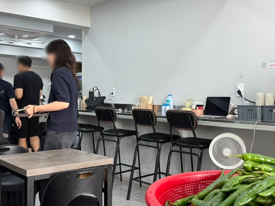 이전 직후 방문한 sjkk235가 남긴 사진입니다. 혼밥 손님을 위한 바 테이블과 함께, 벽에 걸린 메뉴판도 찍었습니다. 메뉴판 옆에는 다녀간 유명인의 사인이 붙어 있어,