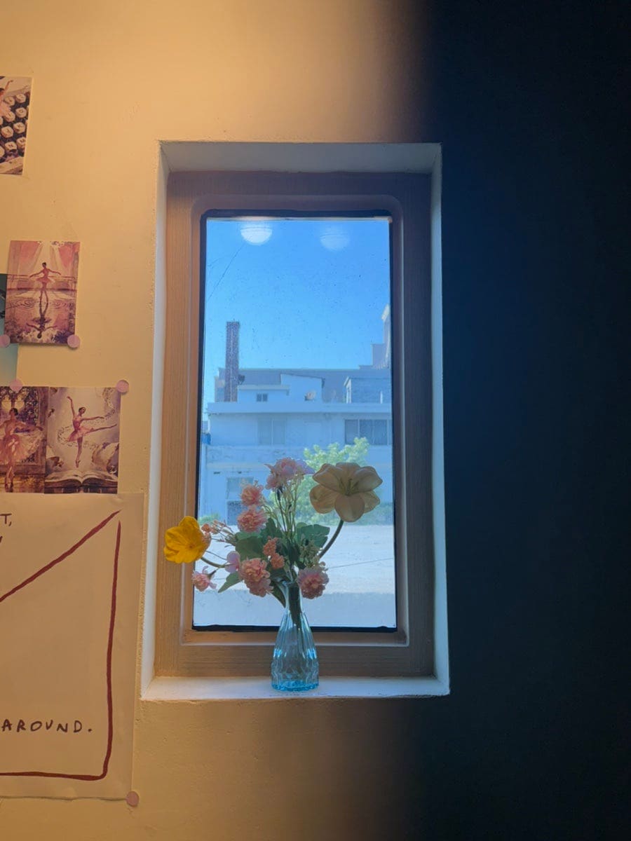 namoo_muu는 여러 번째 방문에서 이런 사진을 남겼습니다. 넓은 홀 천장에는 연보라 등꽃 장식이 줄지어 드리워져 있고, 작은 창가에는 계절 꽃을 꽂은 유리병이 놓여 있습니다.