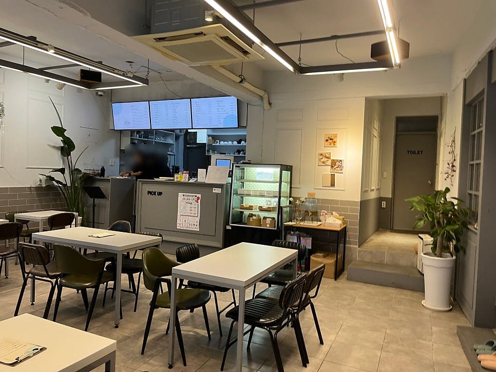 newpearl88은 7년 만에 친구와 다시 찾아와 이 풍경을 담았고, yurubys는 방송을 보고 다음 날 엄마와 함께 와서 같은 자리를 찍었습니다.