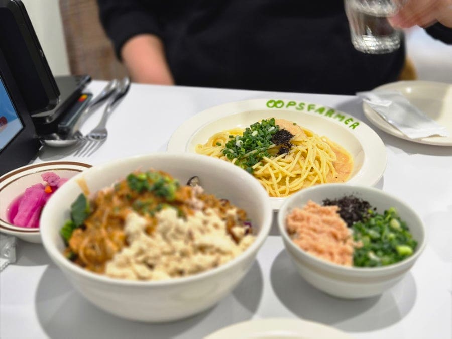 popo_197이 오랜만에 다시 찾아와 주문한 쌈닭텃밭과 명란들기름파스타입니다. 학생 때부터 좋아하던 메뉴라, 두부를 추가해 먹는 자기만의 방식까지 생겼다고 적었습니다.
