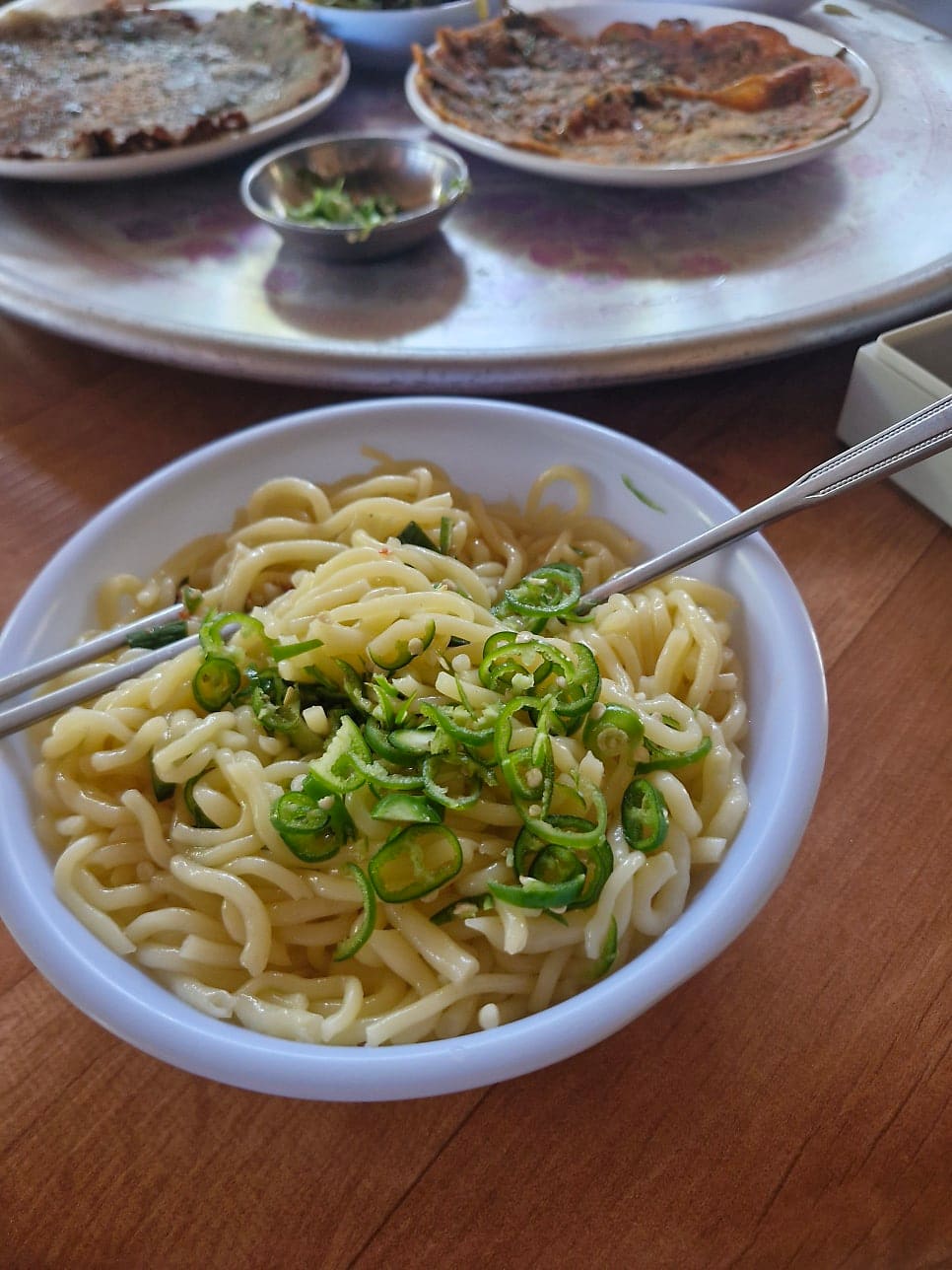 suhjiye와 iron_writer가 각자 다른 날 주문한 올챙이국수입니다. suhjiye는 두 달이 지나도 맛이 생생하게 기억난다고 적었고,