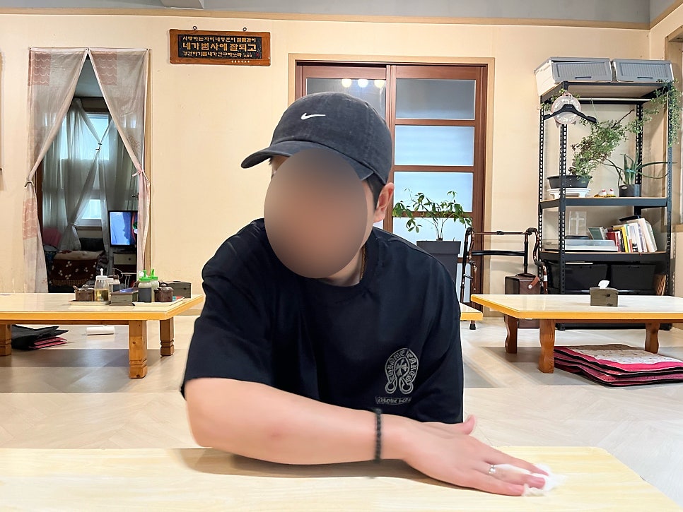 sejings가 찍은 가게 안쪽입니다. 좌식 테이블 두 개가 놓인 넓은 방과, 창가에 놓인 책장 옆을 지키는 커다란 선풍기가 함께 보입니다.