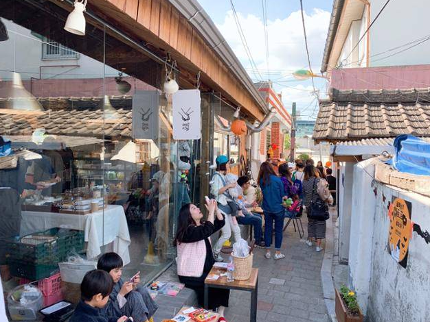 opipeyag가 관아골에서 하루를 보내며 찍은 사진입니다. 할로윈 소품을 내건 가게 앞으로 사람들이 모여 있는 낮의 장면과,