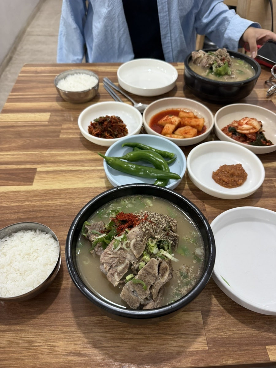 jibbang11이 뼈다귀해장국을 주문하고 찍은 사진입니다. 뚝배기 가득 담긴 뼈와 진한 국물, 깍두기·배추김치·청양고추 같은 밑반찬이 나란히 차려져 있습니다.