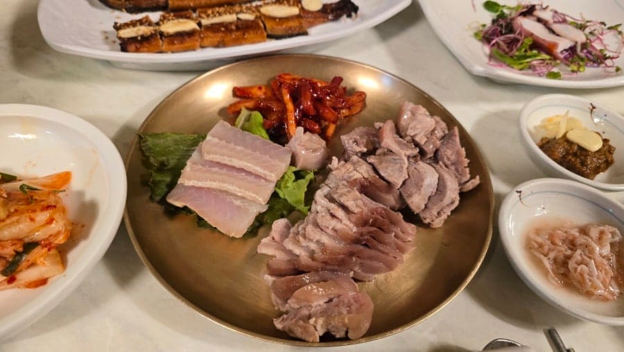 도토리묵과 삶은 문어, 장어구이와 돼지고기 수육, 홍어까지 올라온 한정식 한 상. 사돈 간의 첫 저녁 자리를 위해 차려진 코스로, 전반부와 메인 요리가 차례로 상에 올랐습니다.