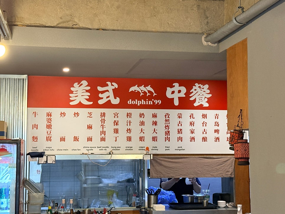 camizo는 안쪽 벽에 남은 서랍장을 보고 어릴 적 한의원에서 자주 보던 약초 서랍 같다고 적으며, 예전에는 한약방이었던 듯하다고 짐작했습니다.