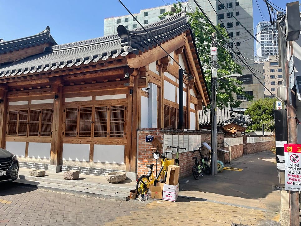 진골목 한가운데 서 있는 한옥, 지금의 스타벅스 대구종로고택점이다. 기와지붕과 창살문은 그대로 두고 그 안에서 커피가 내려진다.