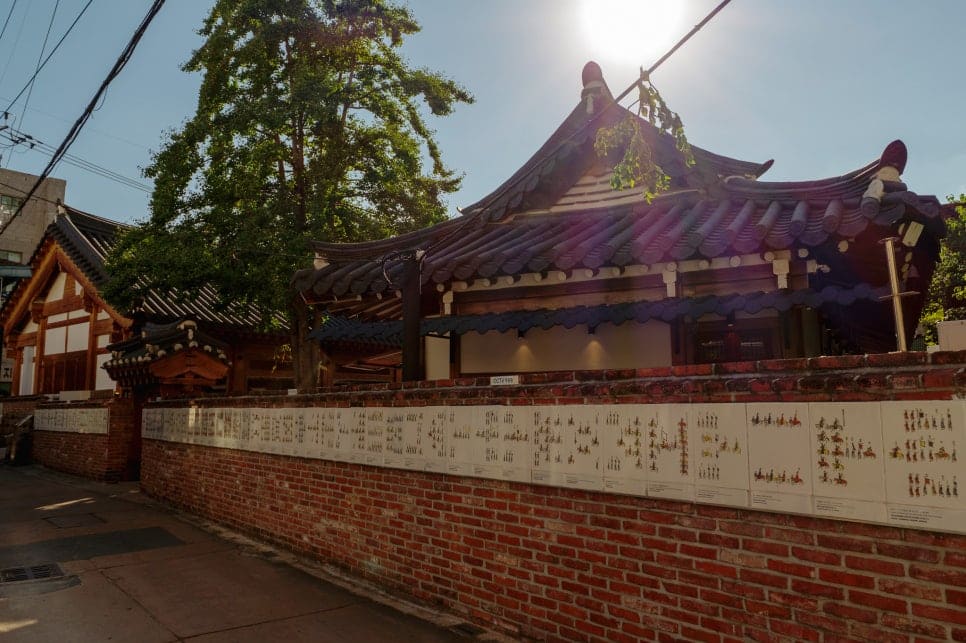 정소아과의원의 담장과 세로 간판. 담쟁이와 소나무가 담을 덮어가고 있다. 1930년대 근대 건축이 늘어나던 시절의 흔적이 지금도 병원 간판 하나로 남아 있다.