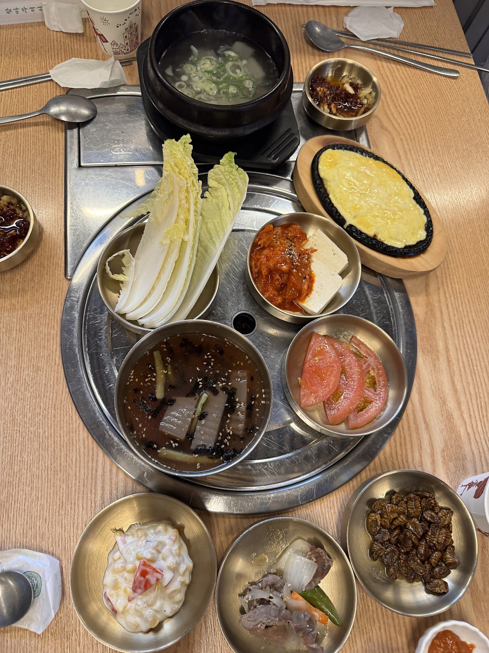 kong6966은 메인 메뉴가 나오기도 전에 반찬 상부터 한가득 깔린다고 적었습니다. 옥수수샐러드와 두부김치까지 종류가 많아 비주얼부터 짱이라고 적었고,