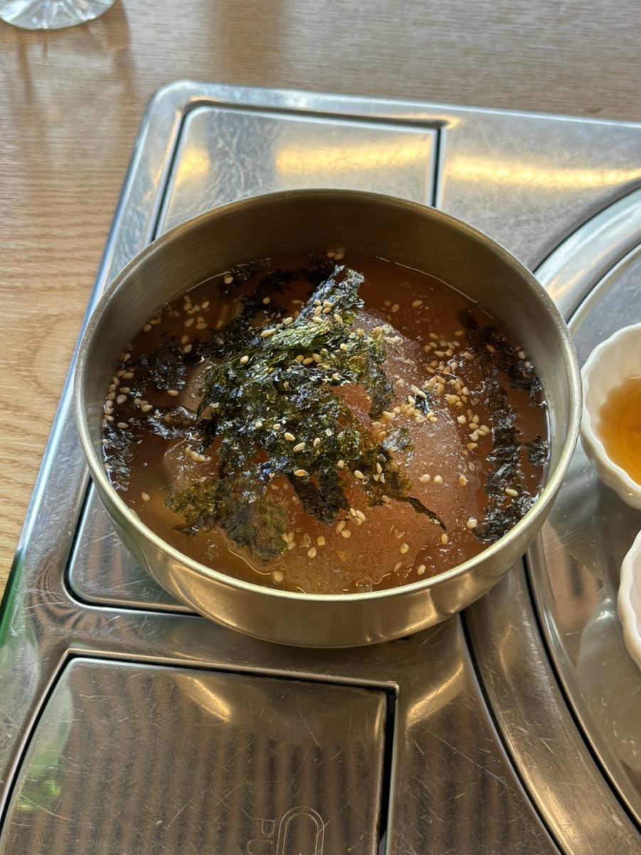 se3855은 시원한 도토리묵이 함께 나와 육수가 깊고 소주 안주로 딱이었다고 적었습니다. 반반으로 시킨 뭉티기와 생차돌은 고기 질이 한눈에 좋아 보였고,