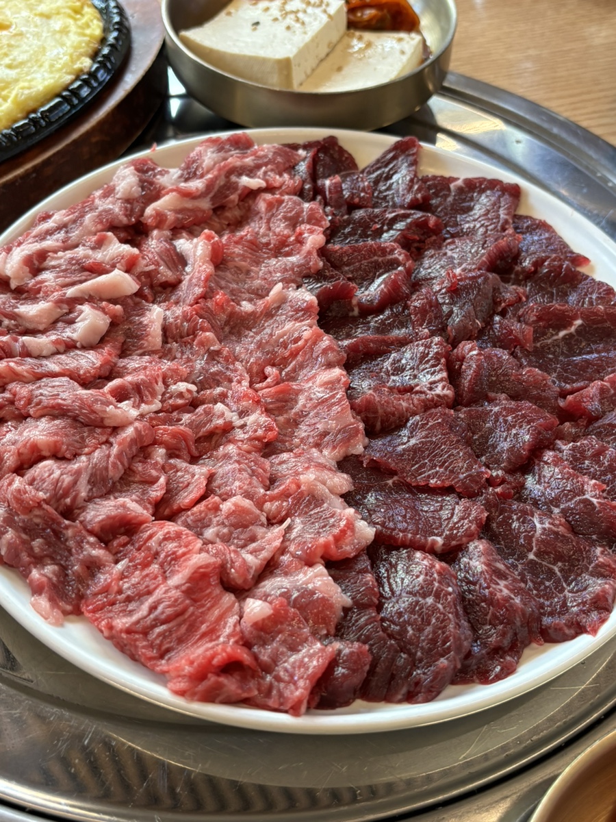 se3855은 시원한 도토리묵이 함께 나와 육수가 깊고 소주 안주로 딱이었다고 적었습니다. 반반으로 시킨 뭉티기와 생차돌은 고기 질이 한눈에 좋아 보였고,