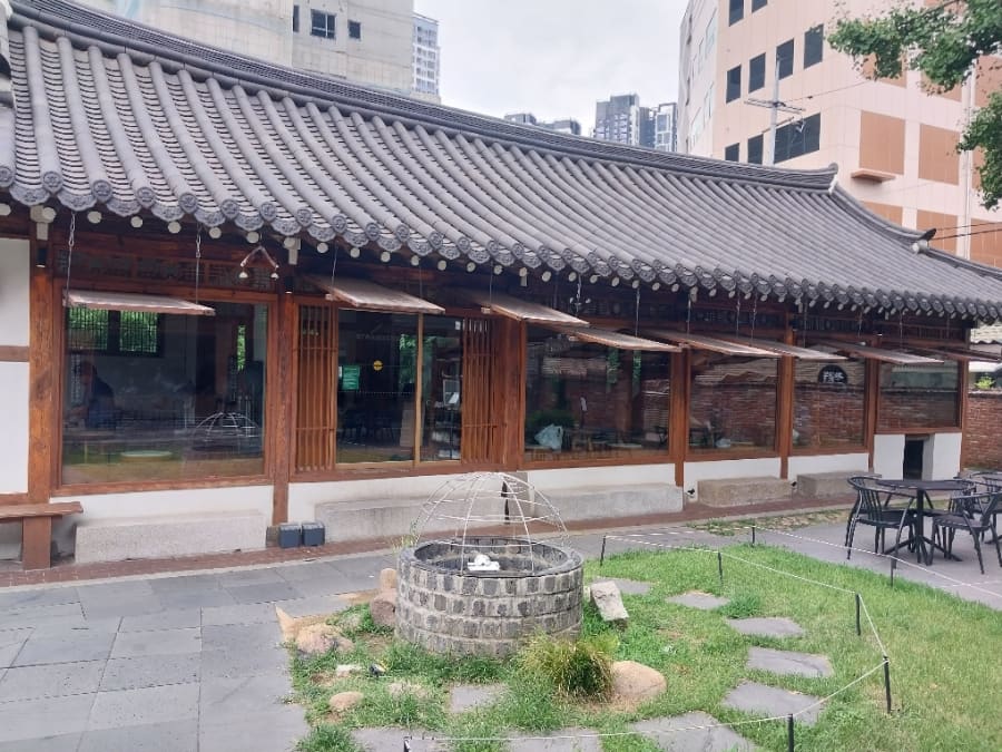 건물을 빙 둘러 마당 쪽으로 가면 또 다른 얼굴이 나온다. 은행나무가 기와지붕 위로 가지를 늘어뜨리고, 돌로 쌓은 우물 조형물과 벤치가 놓여 있다.