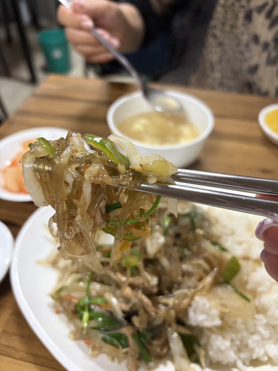 79babi는 군만두 겉면이 보기부터 바삭바삭해 보였다고 적었고, 속까지 딱딱하지 않고 촉촉하게 소가 잘 어우러졌다고 평했습니다.