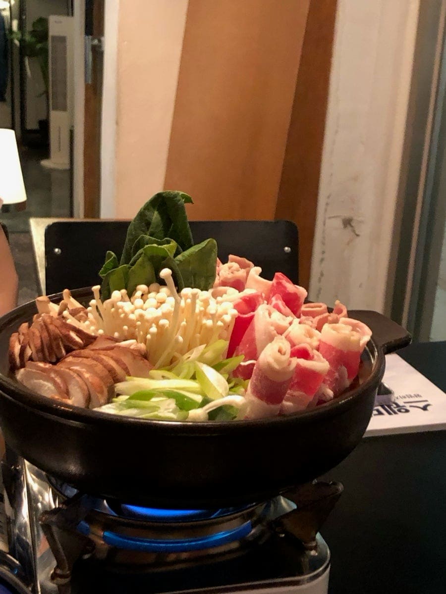 minseo5931이 담은 기본 안주와 우삼겹전골입니다. 상큼한 절임 국물에 담긴 토마토가 입맛을 돋워 주는 첫 안주였고, 깻잎과 팽이버섯,