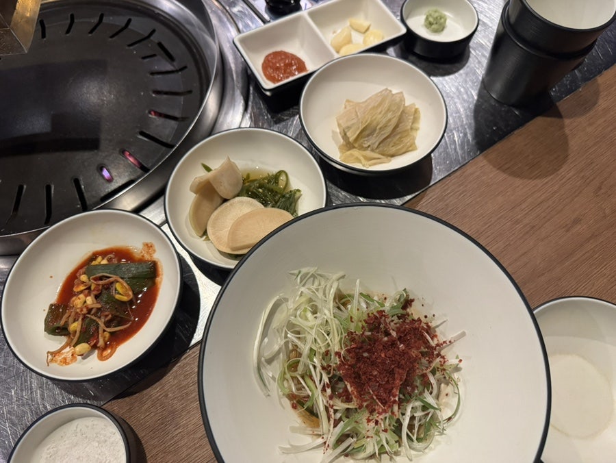 hyoyoon1이 담은 저녁 자리입니다. 그릴 위에서 고기가 익어 가는 동안 직원이 직접 상을 돌보는 모습과,