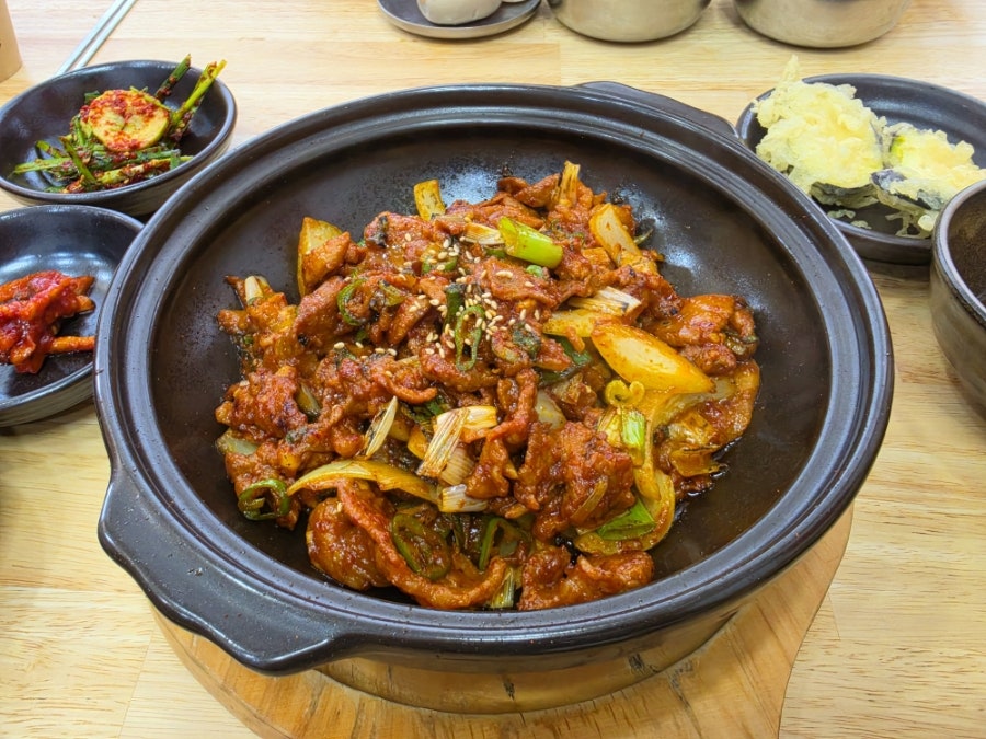 rlvyek이 담은 주물럭과 청국장입니다. 뚝배기째 지글지글 끓는 소리와 함께 나온 주물럭에서 매콤한 양념 냄새와 은은한 불향이 코를 찌른다고 적었고,