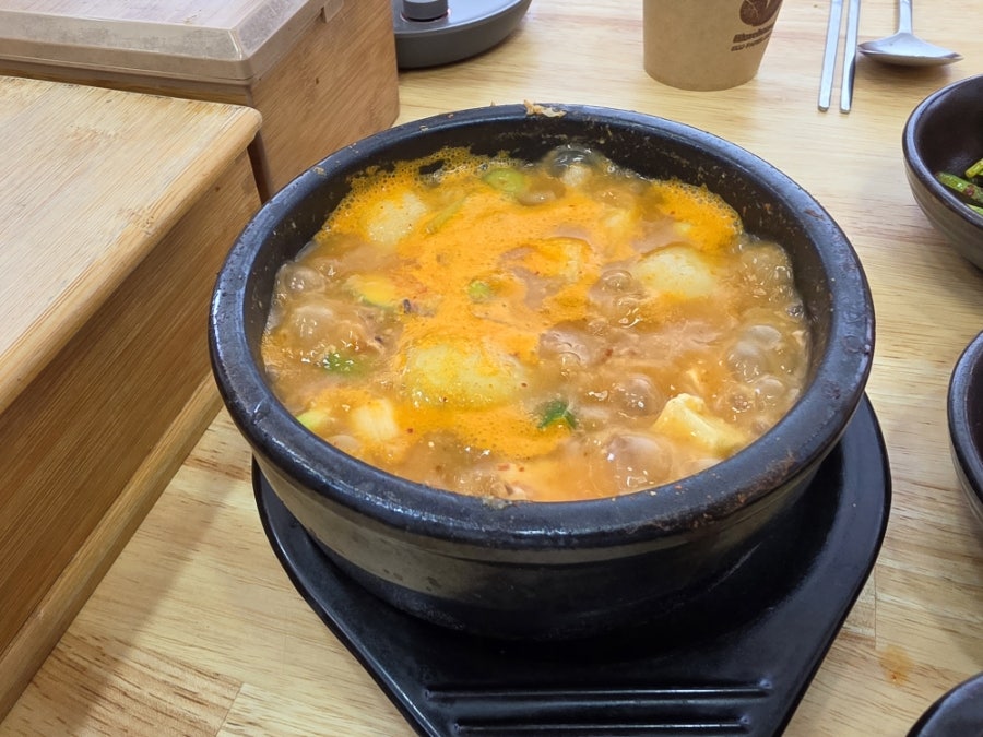 rlvyek이 담은 주물럭과 청국장입니다. 뚝배기째 지글지글 끓는 소리와 함께 나온 주물럭에서 매콤한 양념 냄새와 은은한 불향이 코를 찌른다고 적었고,