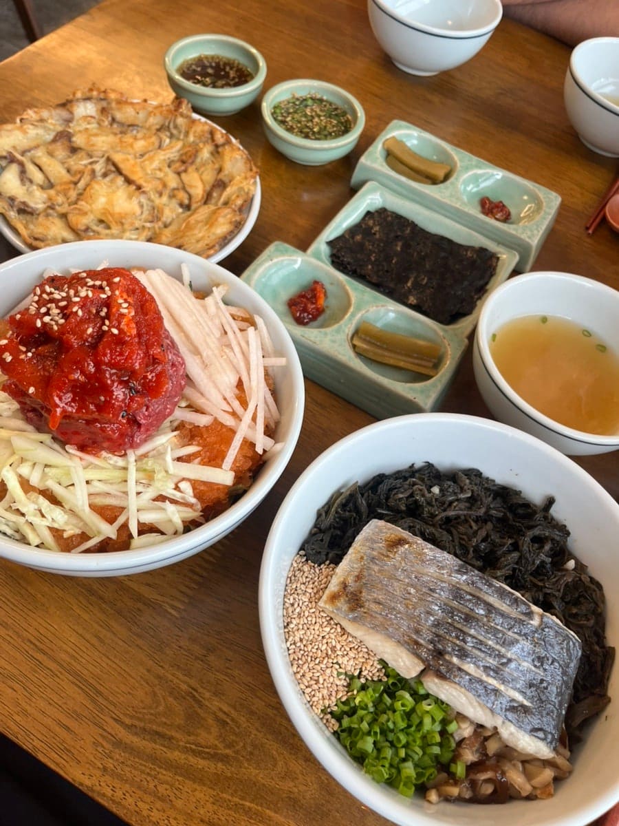 416yellow가 차린 한 상입니다. 삼치곤드레밥과 가지된장덮밥, 노릇하게 부친 전과 국까지 한 상 가득 차려졌는데, 둘이 먹기에도 벅찰 만큼 푸짐했다고 적었습니다.