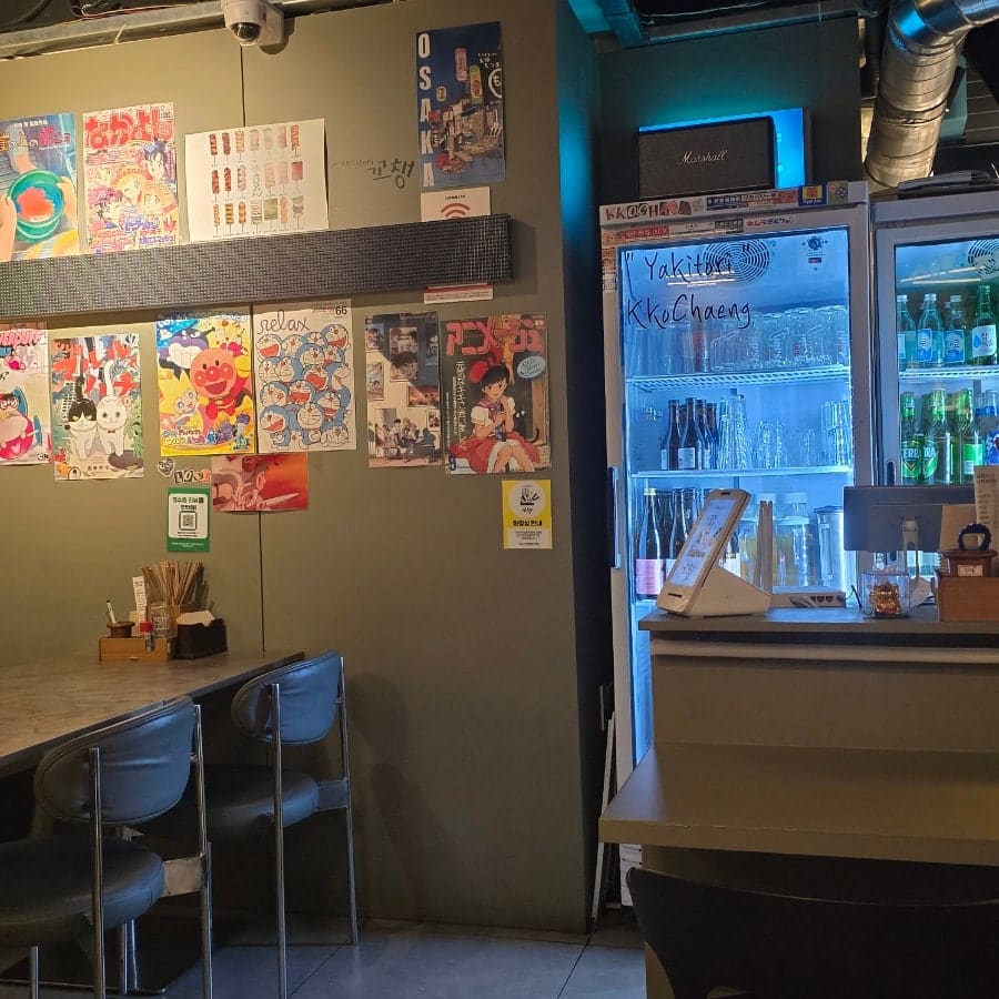 greenteabag0이 차린 한 상과 사이드 접시입니다. 꼬치와 감자 사라다, 구운 방울토마토를 앞에 두고 생맥주 두 잔을 마주 놓았고,