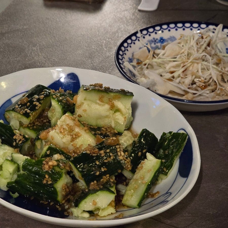 greenteabag0이 차린 한 상과 사이드 접시입니다. 꼬치와 감자 사라다, 구운 방울토마토를 앞에 두고 생맥주 두 잔을 마주 놓았고,