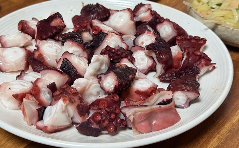 momandikorea가 담은 돌문어숙회입니다. 얇게 저민 문어를 기름장에 찍어 먹으면 고소하면서도 담백한 감칠맛이 퍼져 최고의 술안주가 된다고 적었습니다.