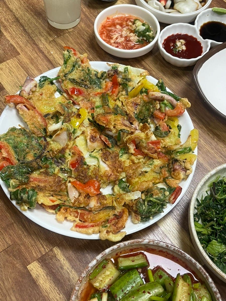 suklatte가 받은 서비스 파전과 겉절이입니다. 함께 간 일행이 단골이어서 사장님이 따로 부쳐 주셨다는 파전은 서비스도 맛이 예사롭지 않았다고 적었고,