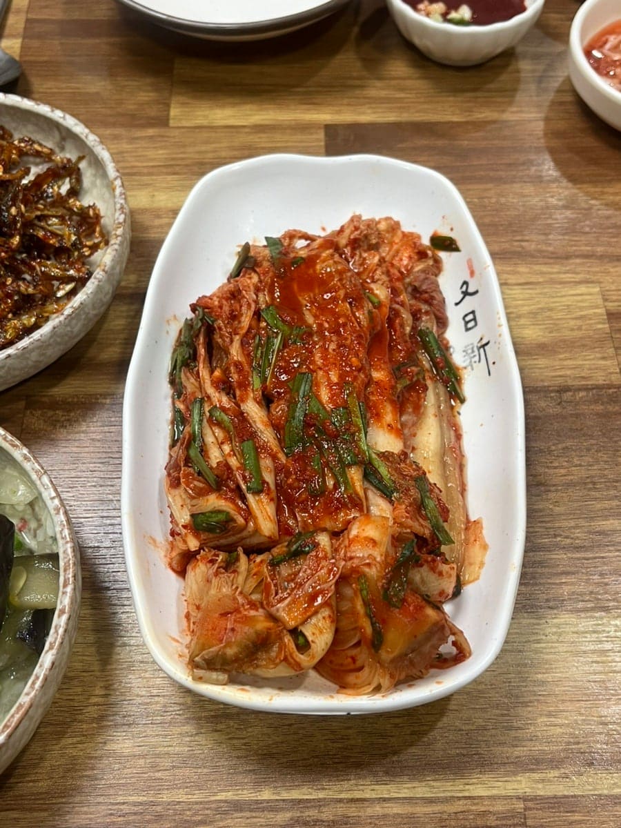 suklatte가 받은 서비스 파전과 겉절이입니다. 함께 간 일행이 단골이어서 사장님이 따로 부쳐 주셨다는 파전은 서비스도 맛이 예사롭지 않았다고 적었고,