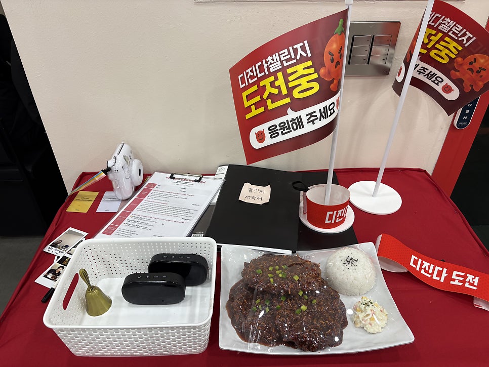 gehrgut_su가 8명이 단체로 방문했을 때 남긴 사진입니다. 서빙 로봇이 오가는 매장 내부와,