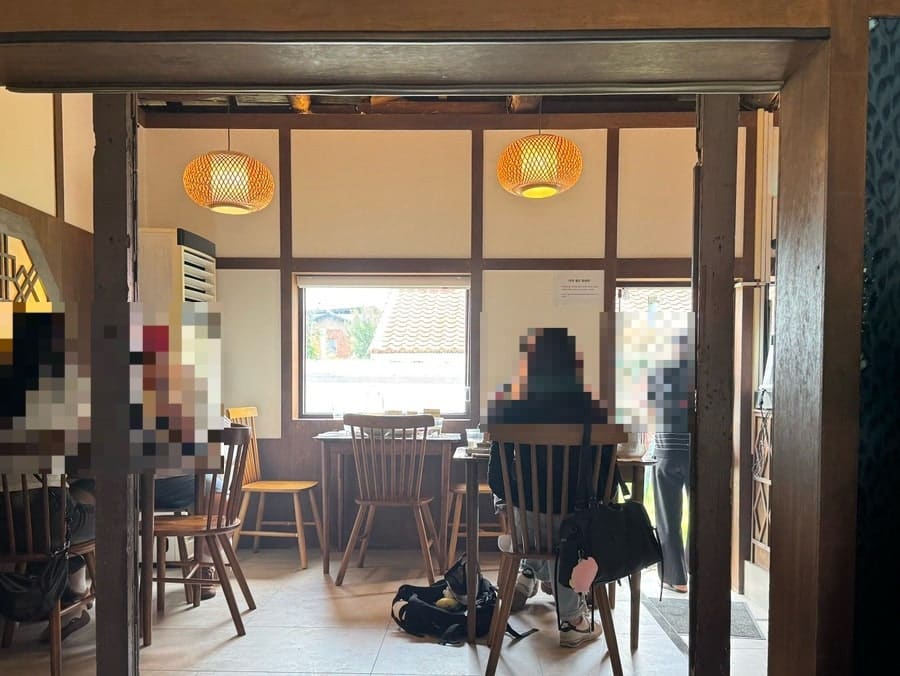 therapist96은 주차부터 고생하고 찾아온 손님입니다. 벽돌 기둥 옆에 세워진 2022 코리안 BBQ 인증 배지와, 목조 서까래가 드러난 실내 좌석을 함께 남겼는데,