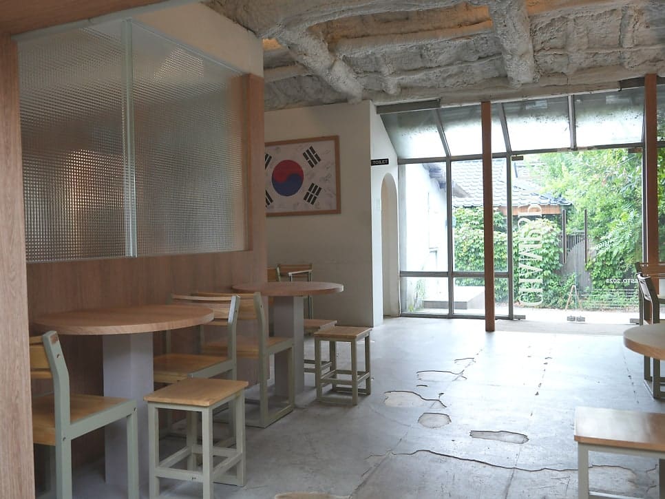 twobean_은 국가대표 바리스타가 운영한다는 소문을 미리 알고 찾아온 손님입니다. 신발을 벗고 앉는 낮은 테이블 방과, 태극기 액자가 걸린 넓은 홀을 각각 담았는데,