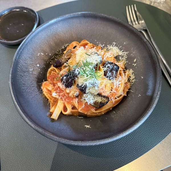 gigudang은 고등학교 친구들과 만나 A코스를 주문한 손님입니다. 토마토와 부라타 치즈를 올린 샐러드, 가지와 파르메산을 얹은 매콤한 토마토 파스타를 순서대로 남겼는데,