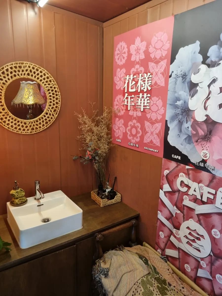 meggy792가 화장실을 오가며 눈에 담은 디테일입니다. 화장실 밖에 따로 마련된 세면대와, 안쪽 벽에 붙은 귀여운 그림체의 대전 관광지도를 함께 남겼는데,