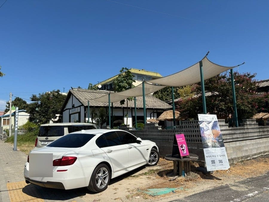 ea850510은 선선한 바람을 즐기러 온 손님입니다. MIDORI 손글씨 간판이 걸린 박공지붕 정면과, 흐린 날 넓은 마당 전체를 각각 담았는데,