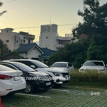 seorinx3가 남긴 골목 인근 공터의 저녁 풍경입니다. 승용차들이 줄지어 서 있는 옆으로,