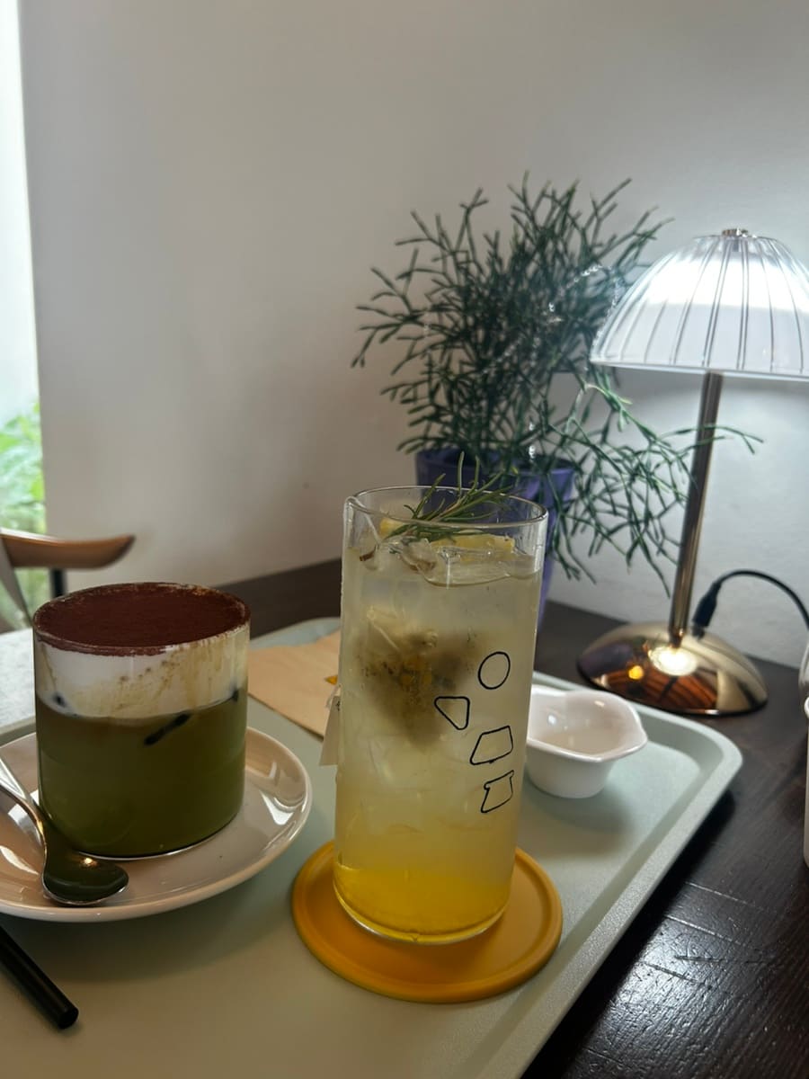 chacha194는 소제동 카페 중 이름만 보고 이곳을 고른 여행자입니다. 티라미수와 레몬허브티가 놓인 창가 테이블과,