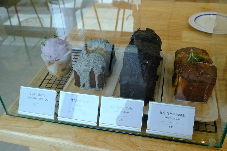 dasol1bin2는 진열대의 파운드케이크 네 종류와, 직접 받은 레몬 파운드케이크·크림 디저트를 함께 남겼습니다.