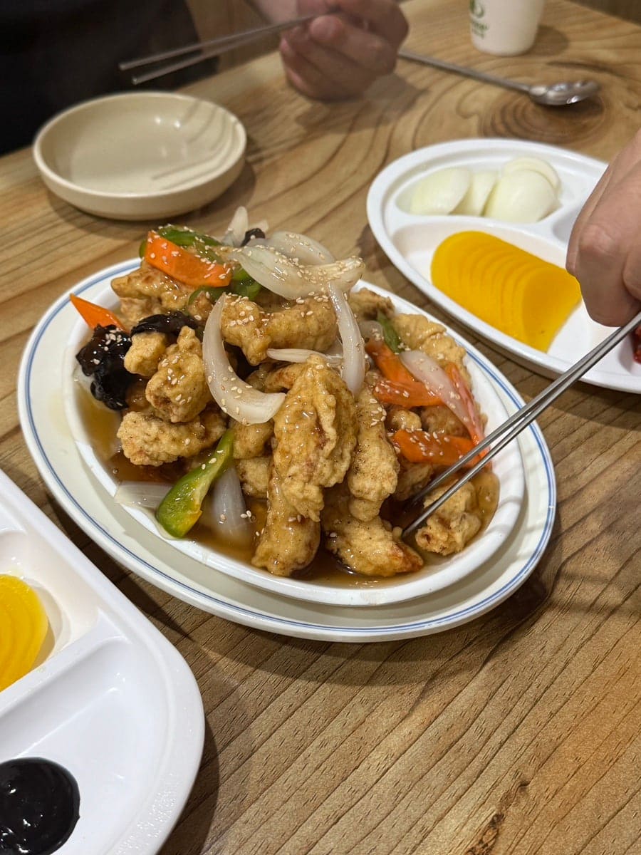 겉은 바삭하고 속은 촉촉한 탕수육입니다. 부먹으로 나왔는데도 눅눅하지 않았다고 손님은 적었고, 고기 잡내가 전혀 나지 않는 옛날식 탕수육이라는 평을 남겼습니다.