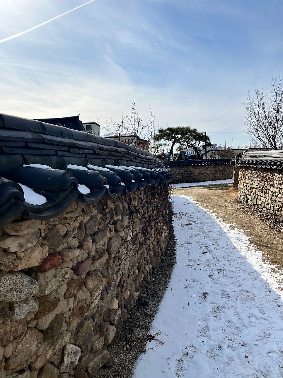 같은 계절, 같은 마을을 겨울에 찾은 두 블로거의 기록입니다. 대각선으로 뻗은 돌담길 위에 눈이 얇게 덮였고,
