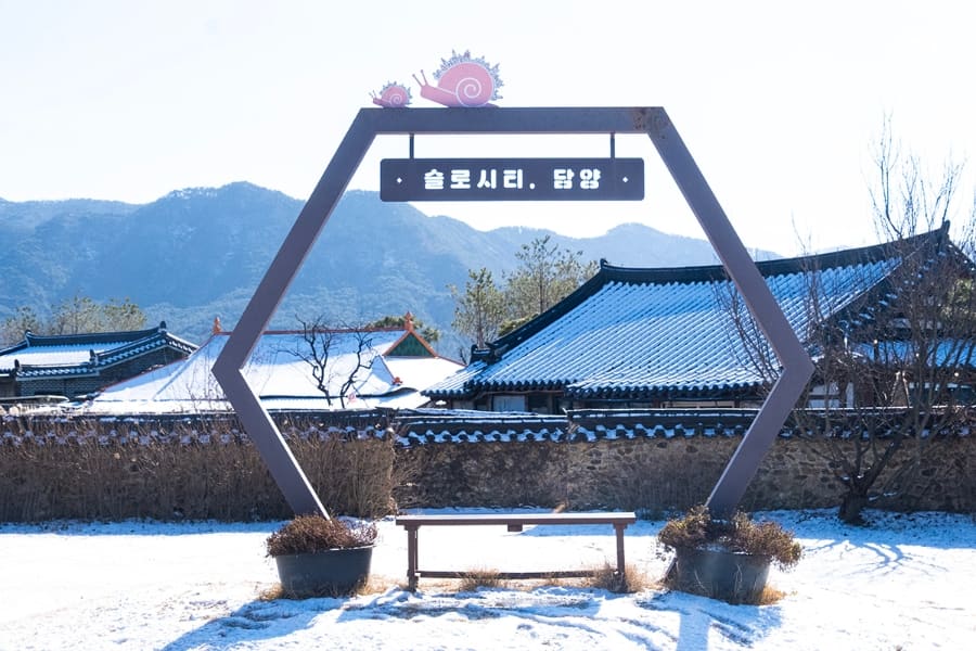 같은 계절, 같은 마을을 겨울에 찾은 두 블로거의 기록입니다. 대각선으로 뻗은 돌담길 위에 눈이 얇게 덮였고,