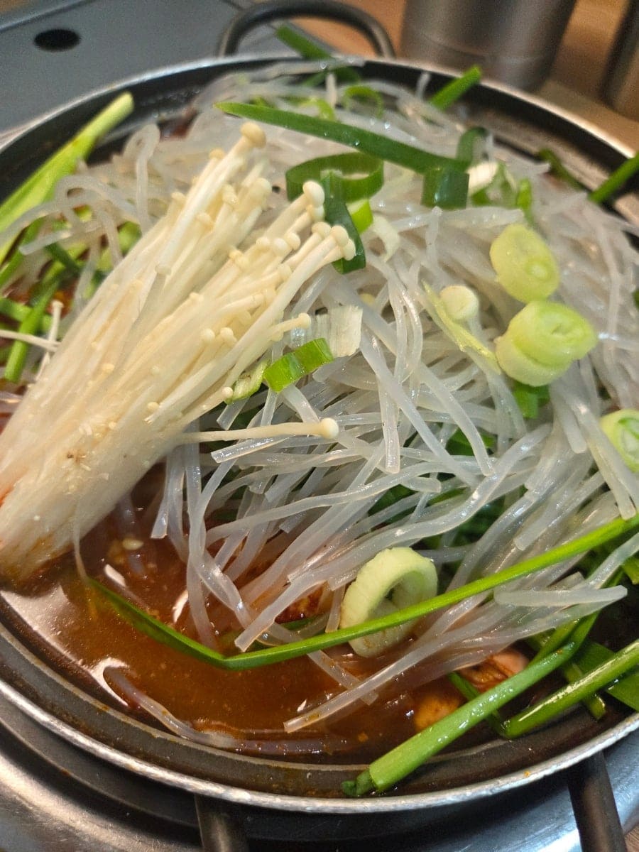 부추와 당면, 팽이버섯이 올라온 막창전골입니다. 그 아래로 막창이 정말 많이 들어 있었다고 손님은 세 번이나 강조해 적었습니다. 다른 사진은 셀프바에서 가져온 들깨가루로,